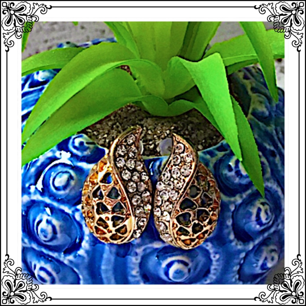 Gold Filigree Earrings - Picture 3 of 8